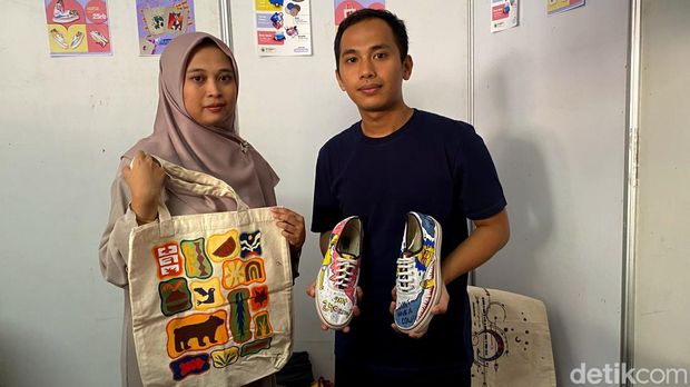 Sepatu dan totebag lukis karya siswa SMK Pasundan 3 Cimahi.