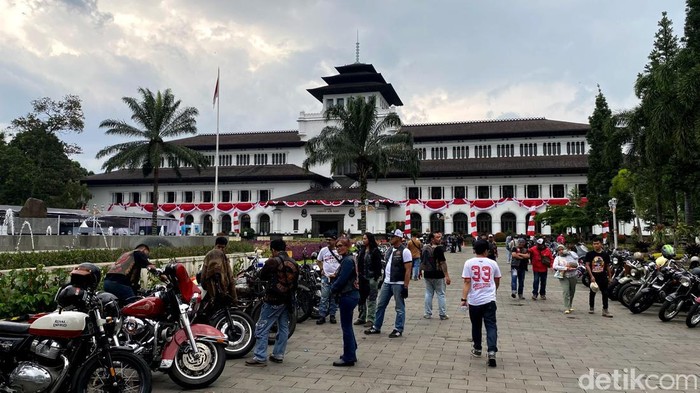 Sepeda motor tua mejeng di Gedung Sate, Kota Bandung, dalam rangka HUT ke-36 BBMC.