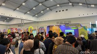 Anak kecil hingga orang dewasa tampak menikmati libur akhir pekan sambil berbelanja menikmati tawaran promo di acara ini. Mulai dari pameran otomotif, properti, ritel, hingga fashion tampak dikerubungi pengunjung yang ingin menikmati penawaran menarik.