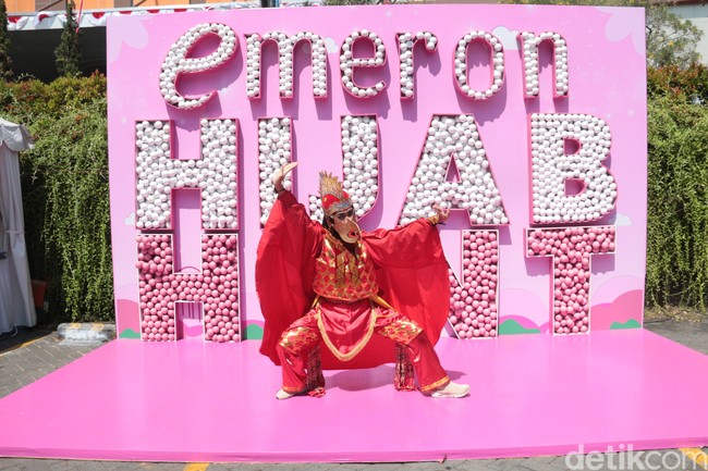 Wanita berhijab ini membuktikan jika bisa meraih impian dan menjadi apa saja yang sesuai dengan kepribadian. Mulai dari kemampuan dalam melakoni sebagai dalang, aksi seni drama tablo, memanah, bermain drum elektrik hingga tarian tradisional.  Foto: Aji Gosong.