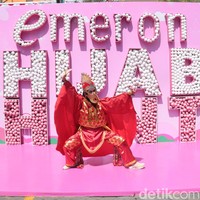 Wanita berhijab ini membuktikan jika bisa meraih impian dan menjadi apa saja yang sesuai dengan kepribadian. Mulai dari kemampuan dalam melakoni sebagai dalang, aksi seni drama tablo, memanah, bermain drum elektrik hingga tarian tradisional.  Foto: Aji Gosong.