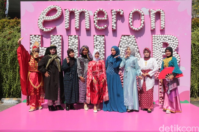Ratusan peserta dari berbagai usia dan latar belakang pun memenuhi lokasi audisi Emeron Hijab Hunt 2024 di Solo. Terlihat para peserta sudah mempersiapkan konsep dan bakat yang akan ditampilkan di hadapan juri. Foto: Aji Gosong.