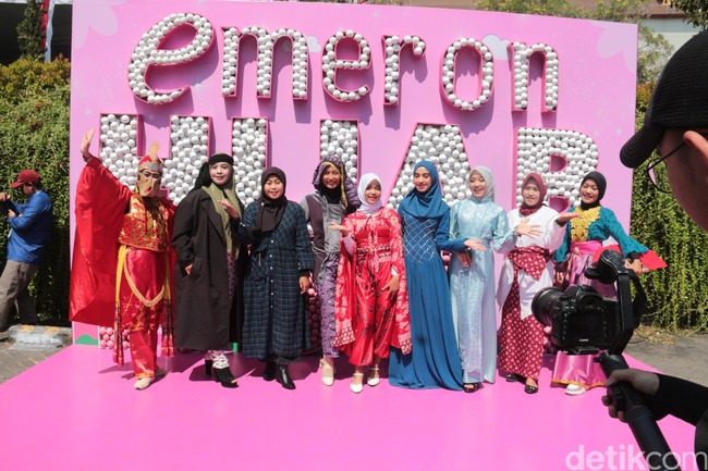 Peserta Emeron Hijab Hunt 2024 membawa bakat yang beragam dan unik di Solo Paragon Lifestyle Mall, Solo, Jawa Tengah, Sabtu (3/8/2024). Banyak dari mereka tampil total dengan kostum yang mencuri perhatian. Foto: Aji Gosong/Wolipop