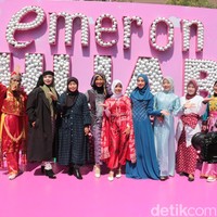 Peserta Emeron Hijab Hunt 2024 membawa bakat yang beragam dan unik di Solo Paragon Lifestyle Mall, Solo, Jawa Tengah, Sabtu (3/8/2024). Banyak dari mereka tampil total dengan kostum yang mencuri perhatian. Foto: Aji Gosong/Wolipop