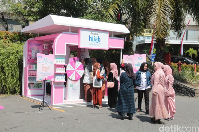 Emeron tak hanya menawarkan promo pembelian shampoo, tapi kamu akan bisa dapat free nailart, bisa spinwheel merch gratis, bahkan bisa dapat voucher undian berhadiah tas dengan tanda tangan Salma Salsabil. Foto: Aji Gosong.