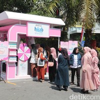 Emeron tak hanya menawarkan promo pembelian shampoo, tapi kamu akan bisa dapat free nailart, bisa spinwheel merch gratis, bahkan bisa dapat voucher undian berhadiah tas dengan tanda tangan Salma Salsabil. Foto: Aji Gosong.