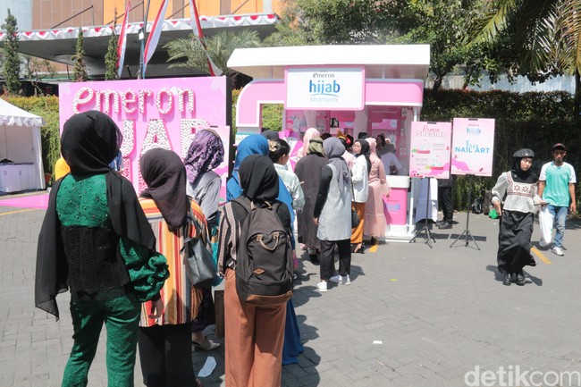 Selain produk shampoo, Emeron juga mempunyai Hair Vitamin Soft & Smooth yang bisa bikin rambut auto lembut dan bernutrisi. Terlihat peserta antusias untuk mendapatkan produk dari Emeron. Foto: Aji Gosong.