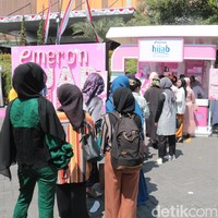 Selain produk shampoo, Emeron juga mempunyai Hair Vitamin Soft & Smooth yang bisa bikin rambut auto lembut dan bernutrisi. Terlihat peserta antusias untuk mendapatkan produk dari Emeron. Foto: Aji Gosong.