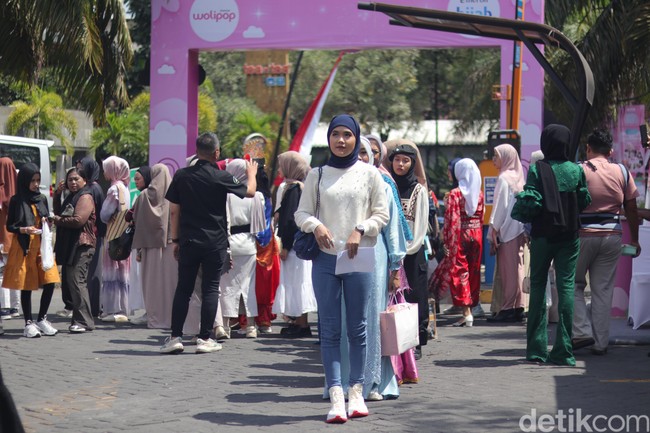 Audisi secara langsung Emeron Hijab Hunt 2024 berakhir di Solo Paragon Lifestyle Mall, Solo, Jawa Tengah. Audisi tahap pertama digelar untuk mengetahui 20 besar pada (3/8/2024). Kemudian audisi tahap kedua hari ini akan terpilih tiga orang finalis yang akan melaju ke grand final (4/8/2024). Foto: Aji Gosong.