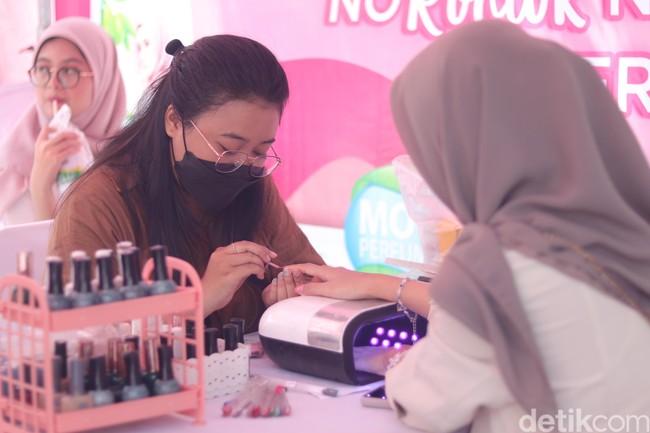 Selain peserta audisi, seluruh pengunjung Paragon Mall juga bisa menikmati fasilitas keramas dan nail art secara gratis. Kapan lagi bisa me time gratis dengan mencoba produk Emeron. Foto: Aji Gosong.