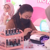 Selain peserta audisi, seluruh pengunjung Paragon Mall juga bisa menikmati fasilitas keramas dan nail art secara gratis. Kapan lagi bisa me time gratis dengan mencoba produk Emeron. Foto: Aji Gosong.