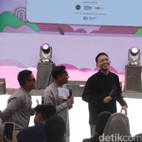 Pria yang lahir pada 29 Maret 1997 ini mengucapkan penting untuk generasi muda untuk terus optimis mengapai cita-cita. Semakin kita belajar dan meningkatkan diri, memajukan diri, semakin berkembang itu saya rasa kesempatannya akan lebih besar lagi. Apalagi saya dalam konteks mangkunegara itu bisa lebih hadir buat masyarakat. Kerajaan dan masyarakat bisa saling berdampingan. Namanya budaya juga harus membawa dampak dan manfaat juga bagi sekitarnya, lanjutnya lagi. Foto: Aji Gosong.