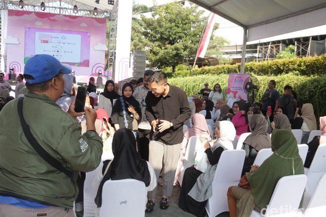 K.G.P.A.A. Mangkoenagoro X mengungkapkan penting untuk para generasi muda agar bisa memanfaatkan waktu dengan baik dan berdampak positif bagi sekitar. Hidup itu kan suatu perjalanan yang mungkin tidak terlalu panjang. Mumpung kita masih diberi kesempatan, punya waktunya, diberi kesehatan dan keinginannya. Kita sebisa mungkin menggunakan waktu dan perjalanan kita ini untuk bisa memberikan yang terbaik dan berdampak positif bagi sekitar, ungkap K.G.P.A.A. Mangkoenagoro X (3/8/2024). Foto: Aji Gosong.