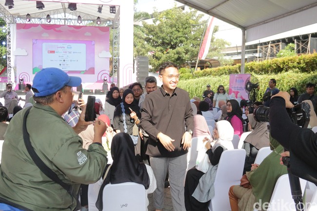 Putra kedua (bungsu) dari Kangjeng Gusti Pangeran Adipati Arya Mangkunegara IX dan Gusti Kangjeng Putri Mangkunegara IX ini terus memberikan dorongan semangat bagi para peserta audisi. Kepada teman-teman dan adik-adik yang ikut Emeron Hijab Hunt. Semoga semangat terus mungkin siang ini sedang panas. Tapi teman-teman semangat terus, kata K.G.P.A.A. Mangkoenagoro X. Foto: Aji Gosong.