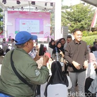 Putra kedua (bungsu) dari Kangjeng Gusti Pangeran Adipati Arya Mangkunegara IX dan Gusti Kangjeng Putri Mangkunegara IX ini terus memberikan dorongan semangat bagi para peserta audisi. Kepada teman-teman dan adik-adik yang ikut Emeron Hijab Hunt. Semoga semangat terus mungkin siang ini sedang panas. Tapi teman-teman semangat terus, kata K.G.P.A.A. Mangkoenagoro X. Foto: Aji Gosong.