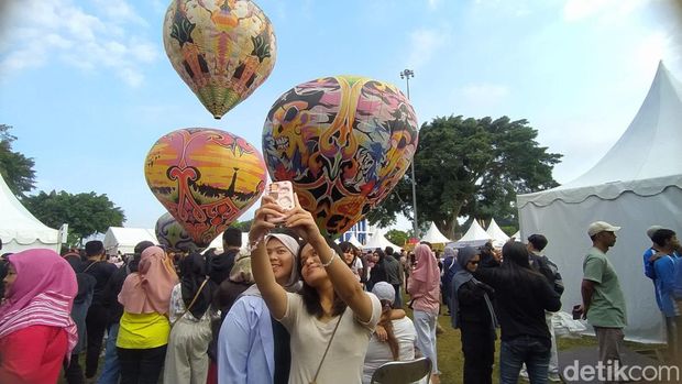 Suasana Festival Balon Udara di Magelang, Sabtu (3/8/2024), Festival ini ramai diserbu pengunjung namun ada juga yang kecewa karena hanya dua balon yang terbang tinggi.