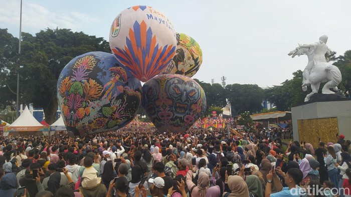 Suasana Festival Balon Udara di Magelang, Sabtu (3/8/2024), Festival ini ramai diserbu pengunjung namun ada juga yang kecewa karena hanya dua balon yang terbang tinggi.