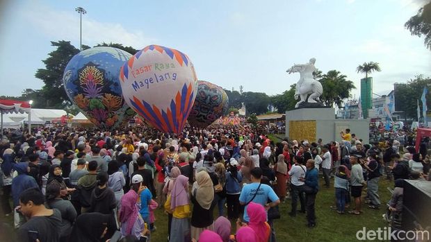 Suasana Festival Balon Udara di Magelang, Sabtu (3/8/2024), Festival ini ramai diserbu pengunjung namun ada juga yang kecewa karena hanya dua balon yang terbang tinggi.