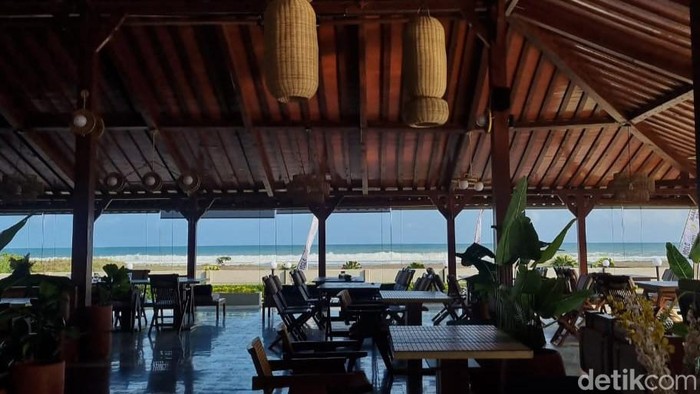 Suasana restoran bergaya Joglo di Pangandaran.