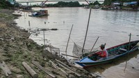 Seorang nelayan menyandarkan perahunya di bantaran Sungai Kahayan yang mengalami penyusutan di Palangka Raya, Kalimantan Tengah, Jumat (2/8/2024).