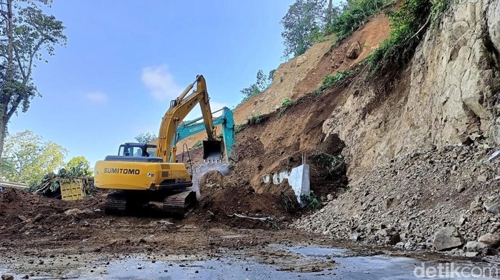Tebing Setinggi 25 Meter di Jalur Lumajang-Malang Longsor Timpa Truk Tebing Setinggi 25 Meter di Jalur Lumajang-Malang Longsor Timpa Truk