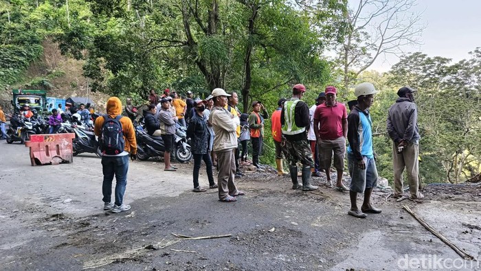 Tebing Setinggi 25 Meter di Jalur Lumajang-Malang Longsor Timpa Truk Tebing Setinggi 25 Meter di Jalur Lumajang-Malang Longsor Timpa Truk