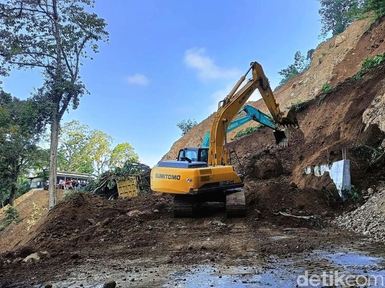 Tebing Longsor di Jalur Lumajang-Malang Timpa Truk