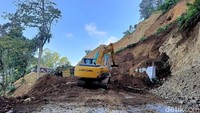 Namun, tiba-tiba tebing yang kondisinya labil longsor dan menimpa truk.