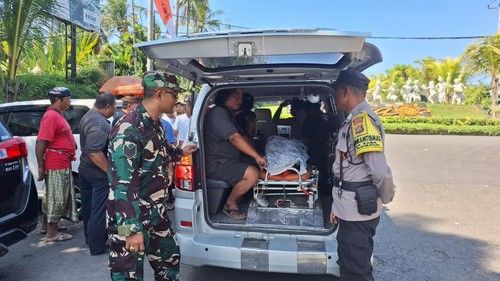 Korban meninggal tersangkut di bebatuan, aliran sungai air terjun Blangsinga, Gianyar, dibawa ambulans ke rumah Duka, Sabtu (3/8/2024). (foto : Polsek Blahbatuh).