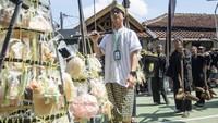 Tradisi dan seni budaya ini digelar oleh masyarakat adat yang terkenal dengan mengonsumsi olahan singkong menjadi beras (rasi).