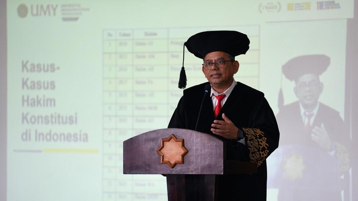 Guru besar Ilmu Hukum Tata Negara Universitas Muhammadiyah Yogyakarta (UMY) Prof Iwan Satriawan saat orasi ilmiah di UMY, Sabtu (3/8/2024).