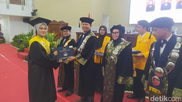 Lulusan terbaik Universitas Tidar (Untidar) dengan IPK 4,0 Desty Puteri Hardyati (22), Sabtu (3/8/2024).