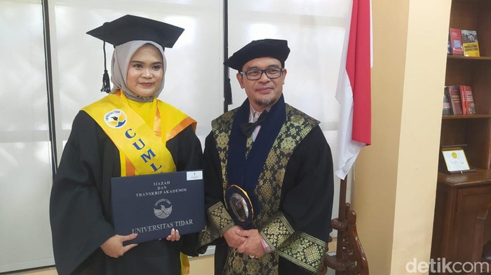 Lulusan terbaik Universitas Tidar (Untidar) dengan IPK 4,0 Desty Puteri Hardyati (22), Sabtu (3/8/2024).