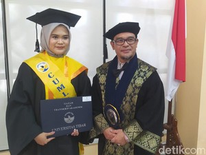 Keren! Desty Lulus Untidar Magelang dengan IPK Sempurna 4,0