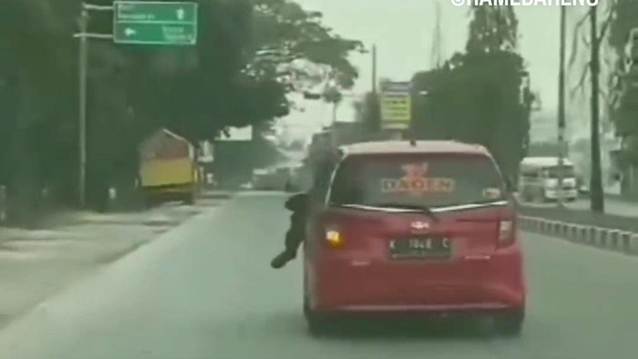 Video patwal kejar pemobil yang tabrak polisi sampai nyangkut di atas kap mobil di Kudus. Foto diunggah Sabtu (3/8/2024).