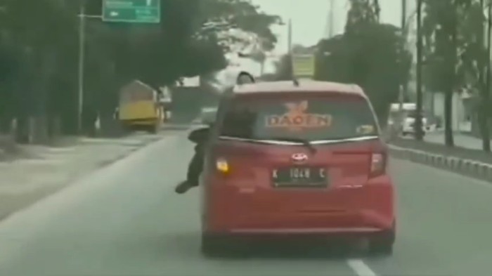 Viral video seorang anggota polisi terbawa mobil Toyota Calya yang melaju ugal-ugalan di Kudus.