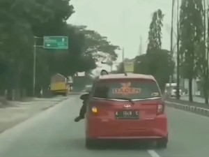 Saat Mobil di Kudus Tabrak Polisi-Nyangkut Kap Diduga Hindari Pemeriksaan