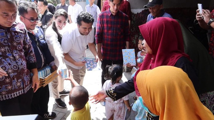 Wakil Presiden terpilih, Gibran Rakabuming Raka ditemani Wagub Jatim Emil Dardak saat blusukan di Taman Keputih Tegal, Kota Surabaya.