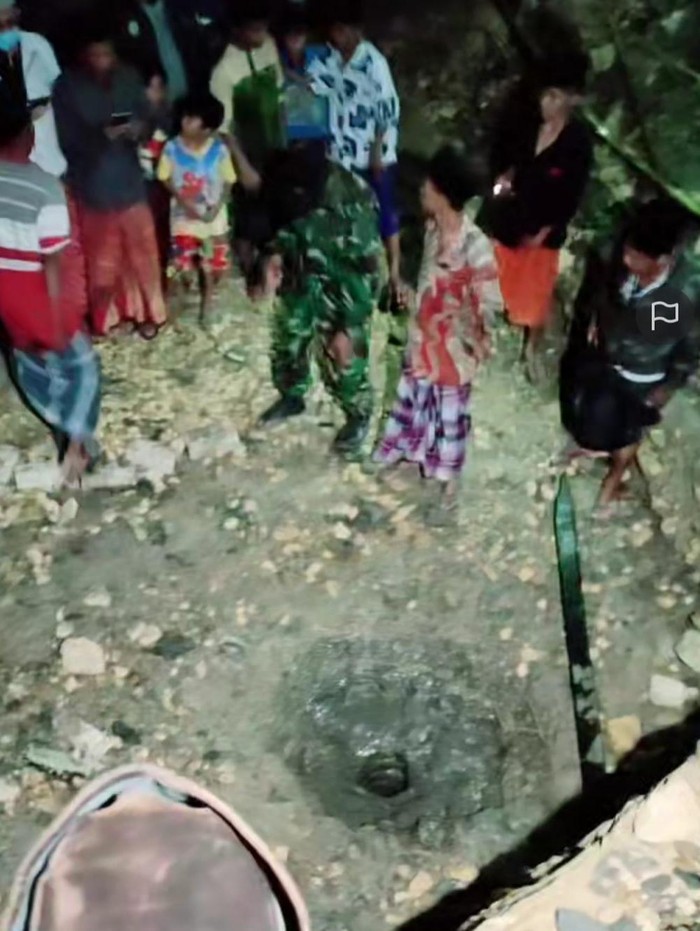Warga masih berkerumun di sekitar lubang sumur bor yang tidak lagi menyemburkan air setinggi 20 meter.