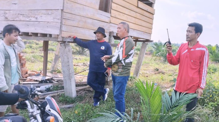Warga saat mengecek lokasi yang diserang gajah liar di Muratara.