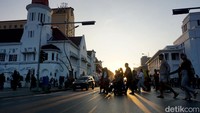 Penyebarangan di kawasan Kota Lama Surabaya ini menjadi spot favorit bagi pengunjung dengan latar belakang bangunan eropa dan juga matahari terbenam.