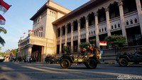 Pengunjung juga bisa menyewa jeeo untuk mendatangi spot gedung-gedung bersejarah. Salah satunya gedung PTPN XI yang dibangun pada era kolonial.