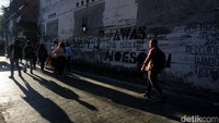 Para pengunjung juga bisa menikmati wisata sejarah di Kota Lama Surabaya dengan berjalan kaki.