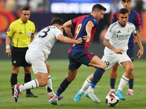 Hansi Flick Kritik Barcelona Meski Kalahkan Madrid