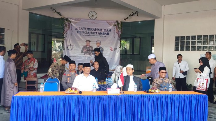 Ahmad Luthfi dirmui di Ponpes Isykarima, Karanganyar, Minggu (4/8/2024).