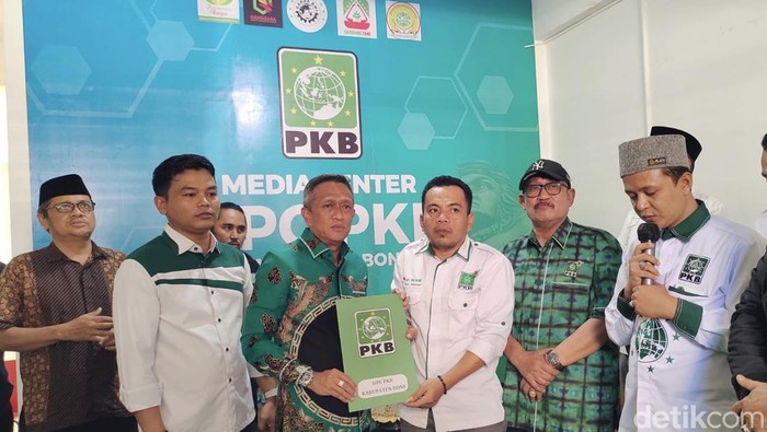 PKB menyerahkan surat tugas kepada Pj Bupati Bone Andi Islamuddin.