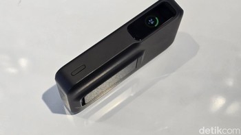 Makin menarik MagGo memiliki layar pada sisi kanan. Anker menyebutnya Smart Display untuk menampilkan jumlah persentase dari kapasitas dan prediksi waktu kapan powerbank ini akan penuh jika di isi ulang dan kapan perangkat iPhone akan penuh. Foto: Adi Fida Rahman/detikINET