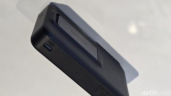 Daya tampung yang besar serta pengisian cepat menjadi nilai jual lainnya. Berkat kapasitas 10.000 mAh, powerbank ini dijanjikan dapat mengisi daya iPhone 15 hingga 1,8 kali dan dalam waktu 44 menit perangkat bisa terisi 50%. oto: Adi Fida Rahman/detikINET