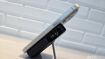 MagGo juga dibekali Built-in Stand pada bagian belakang. Sehingga bisa seperti doking menyangga iPhone atau smartphone lain saat ditempelkan. Foto: Adi Fida Rahman/detikINET