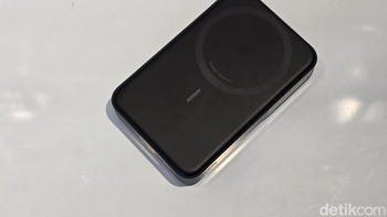 Dikembangkan oleh Wireless Power Consortium (WPC), Qi2 menggunakan penyelarasan magnetik dan menawarkan pengisian cepat hingga 15W. Teknologi Qi2 yang disematkan pada Anker MagGo memastikan pengisian daya yang konsisten pada iPhone maupun smartphone lainnya. Foto: Adi Fida Rahman/detikINET